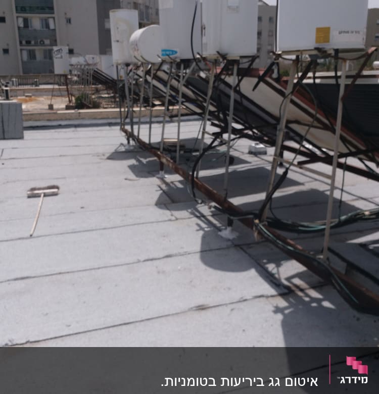 גג עם יריעות איטום ומתקנים סולאריים